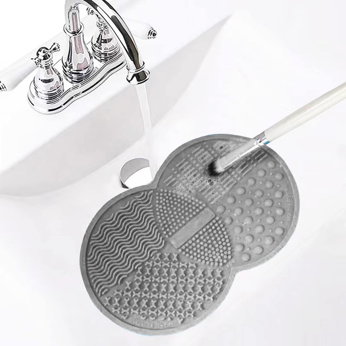Revolutionary Silicone Cleaner Mat for Makeup Brushes and Sponges - Effortless Hygiene in Gray